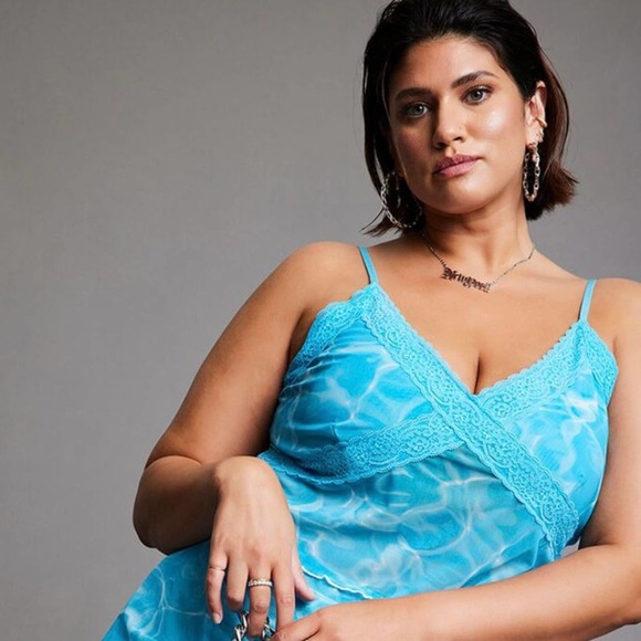 Forever 21 Tops - SOLD 💕NWT Forever 21+ Water Print Lace Trim Cami